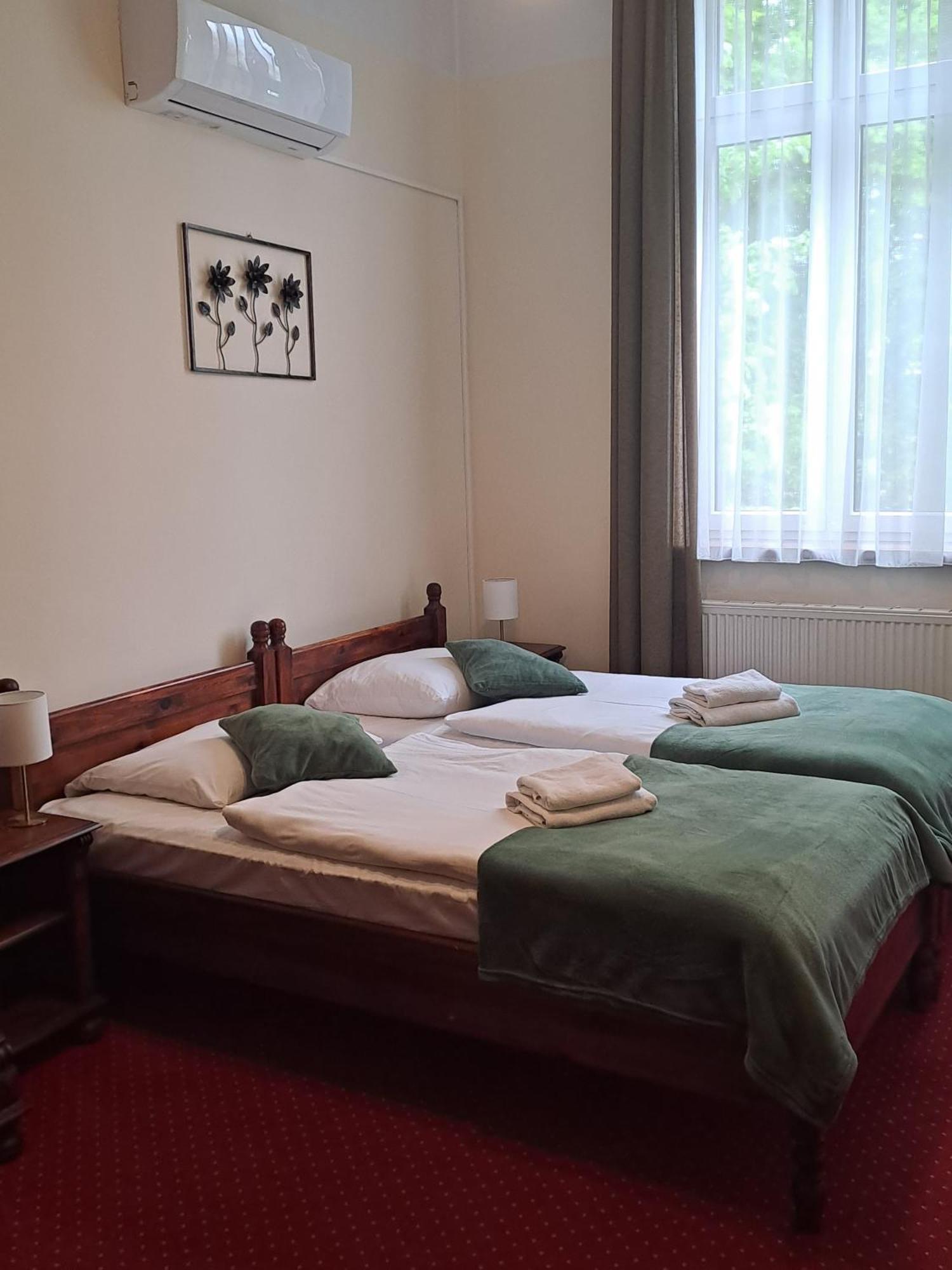 Hotel Aslan Тарновске-Гуры Экстерьер фото