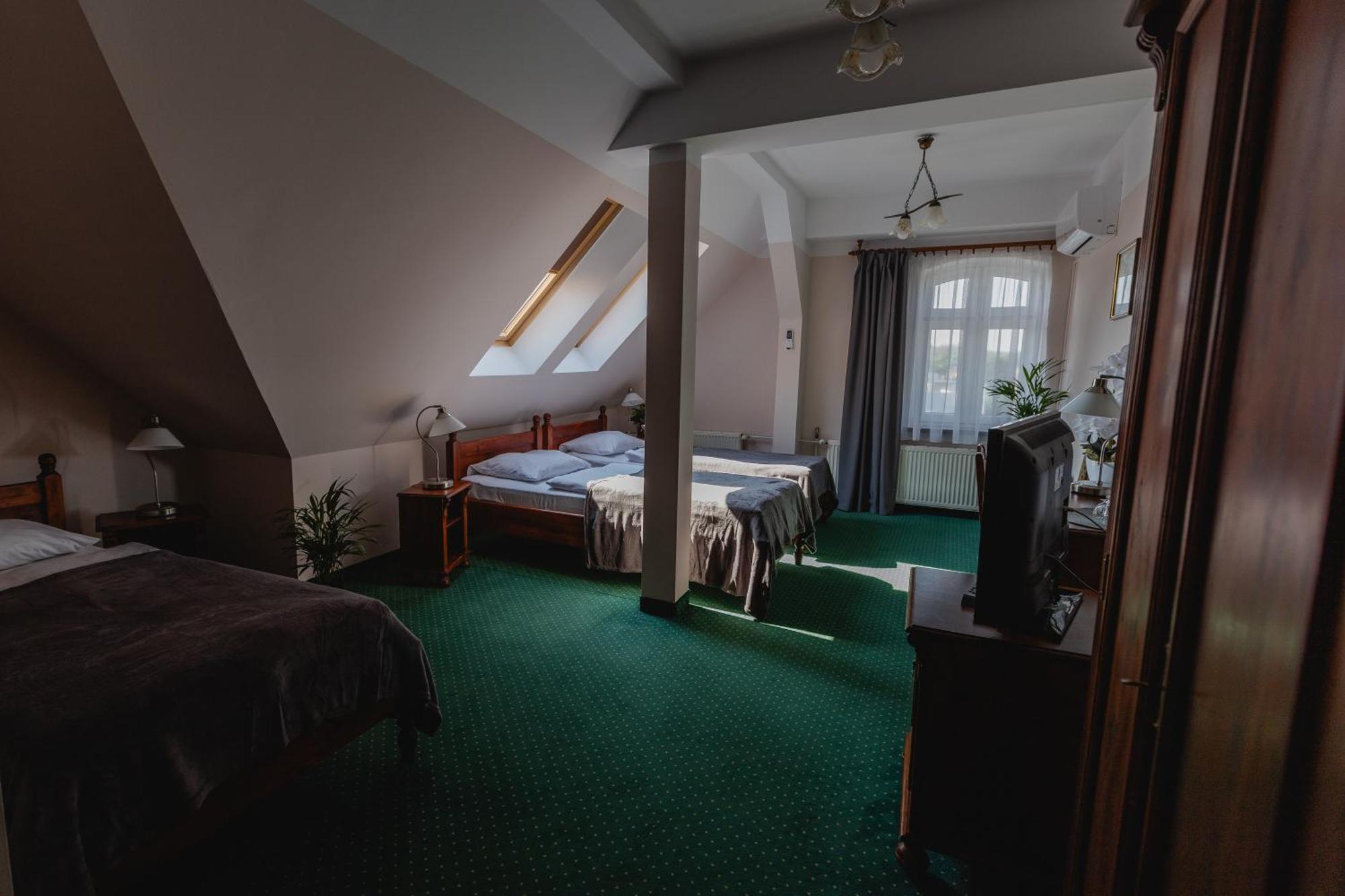 Hotel Aslan Тарновске-Гуры Экстерьер фото