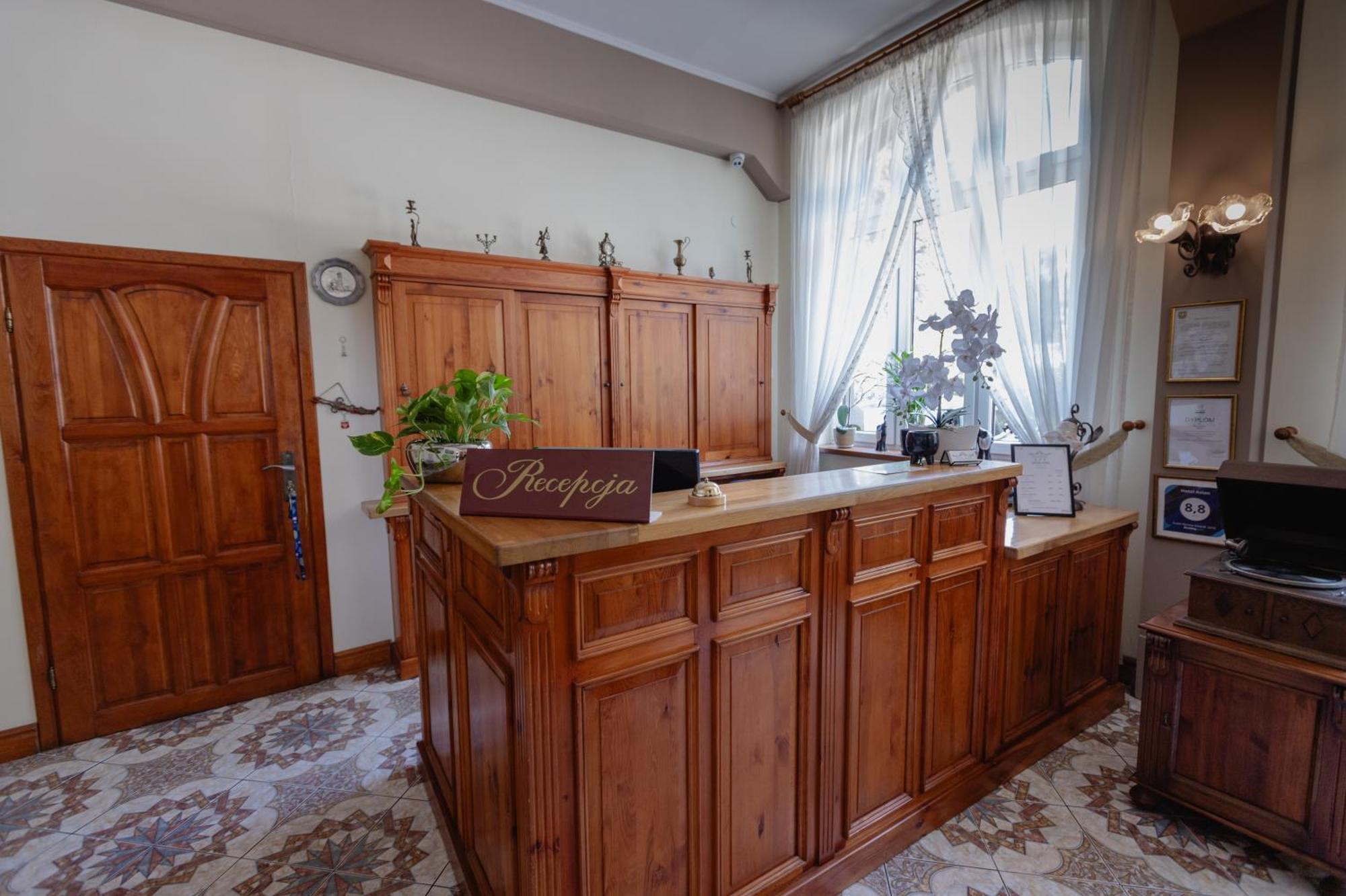Hotel Aslan Тарновске-Гуры Экстерьер фото